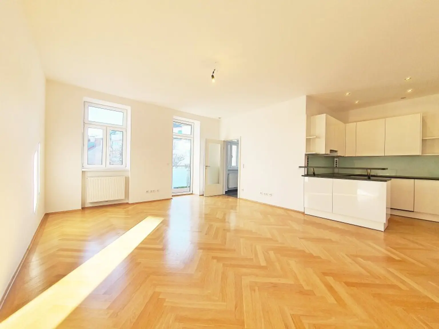 Wohnküche ca. 33 m² mit Balkonausgang 10 m2