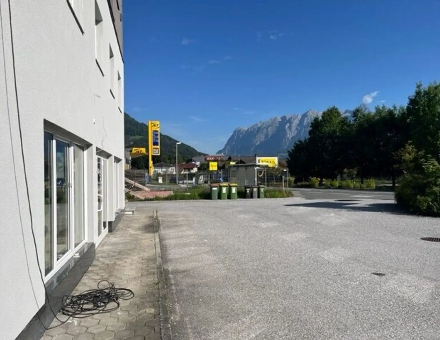Bis zu 4 Büroplätze in Gemeinschaftsbüro mit IT-Firma zu vermieten (abgeschlossen oder als Coworking)