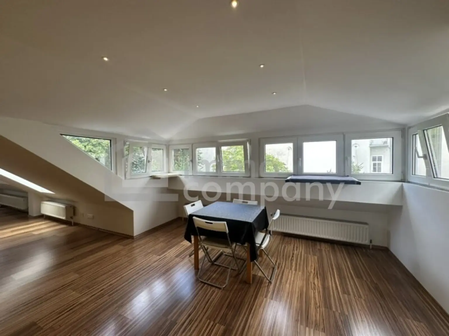 Dachgeschosswohnung in 1040 Wien – modern, geräumig, mit Balkon!