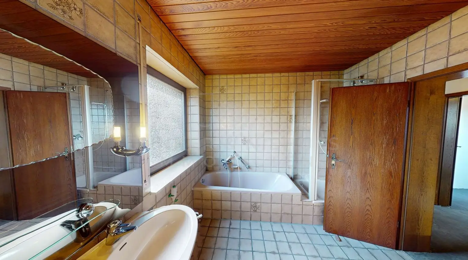 Dusch und Wannenbad OG