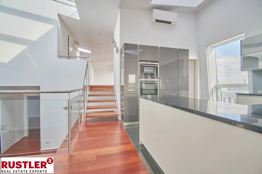 TRAUMHAFTE DG-WOHNUNG MIT BLICK AUF DIE KARLSKIRCHE!