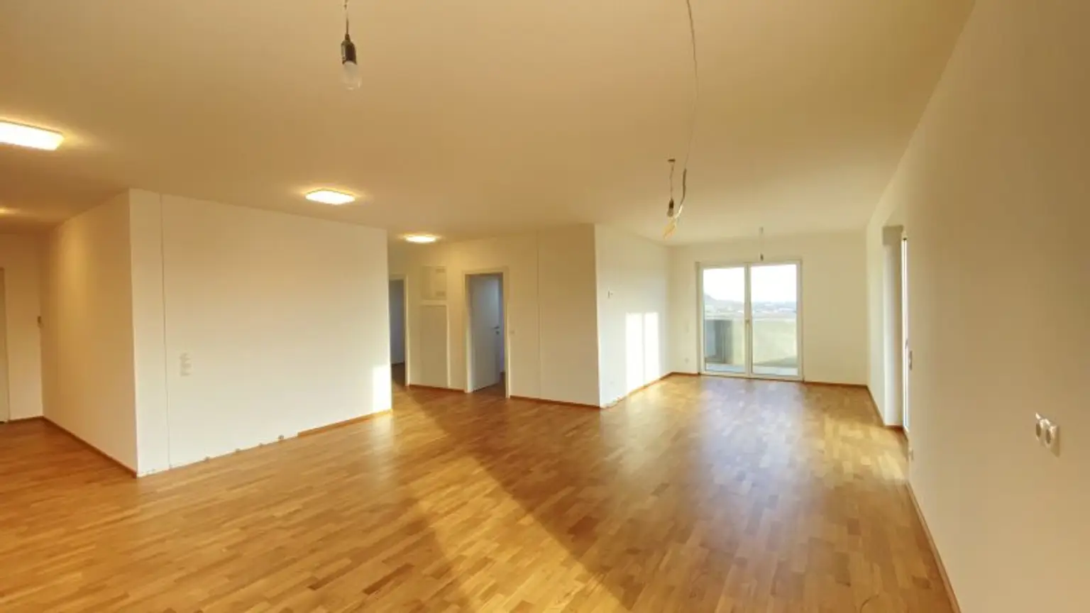 Neubau Erstbezug Schöne Drei Zimmer Wohnung mit Balkon und Süd-Ost Fernblick