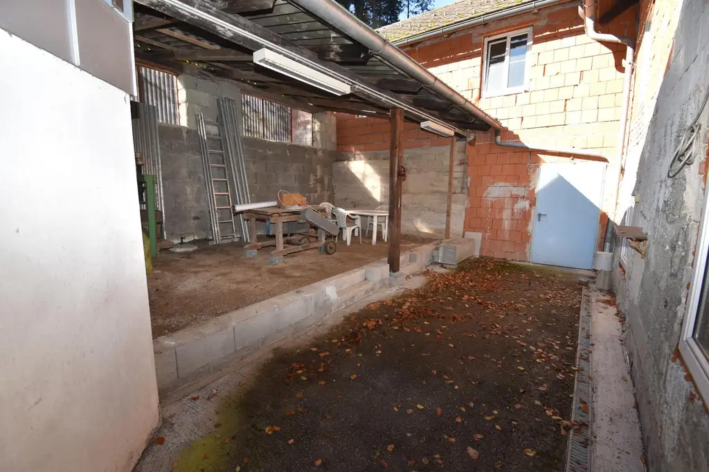 Wohnhaus mit SANIERUNGSBEDARF