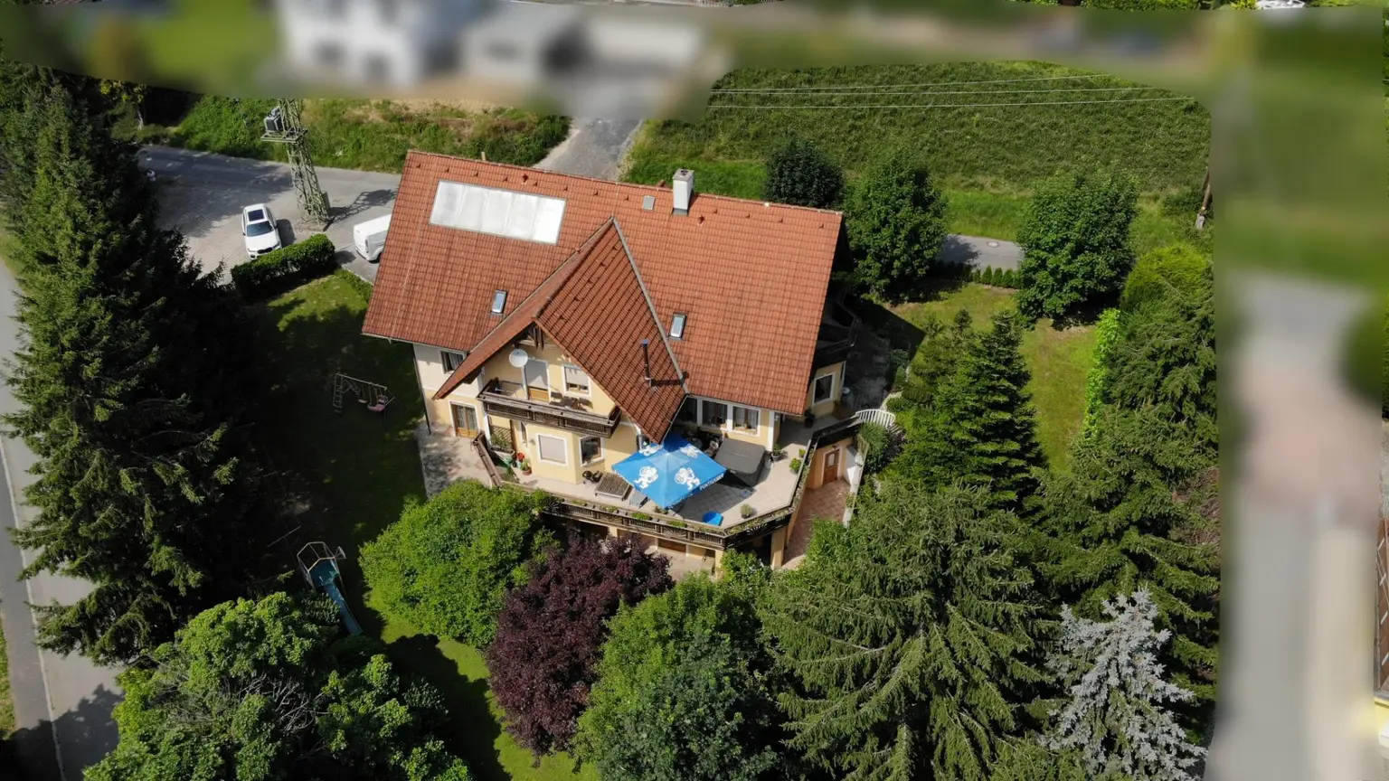 „Wohnen & Wohlfühlen im Hügelland – vielseitige Immobilie mit 8 Gästezimmern & Privatwohnung“
