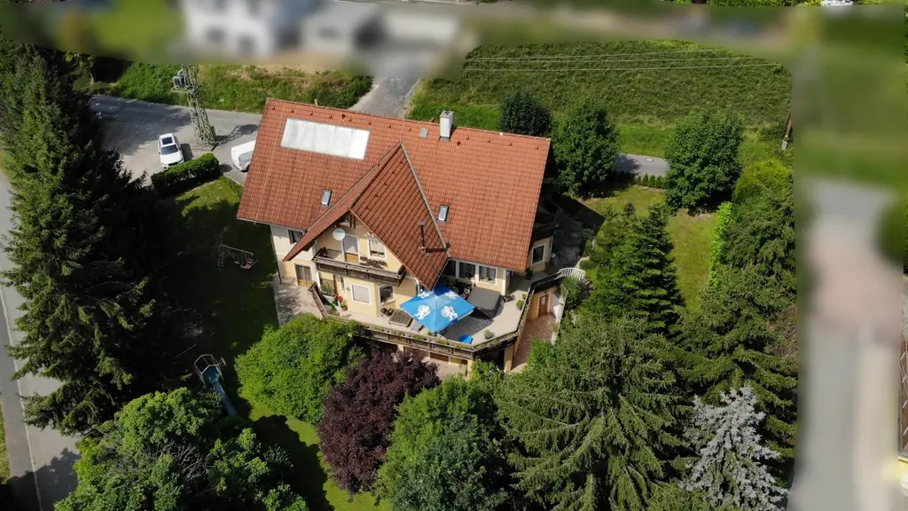 „Wohnen & Wohlfühlen im Hügelland – vielseitige Immobilie mit 8 Gästezimmern & Privatwohnung“
