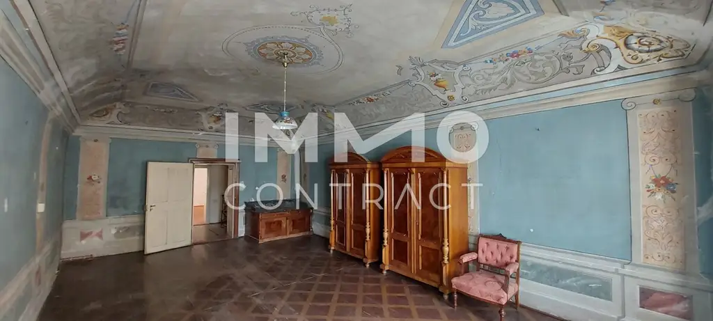 WOHN-UND GESCHÄFTSHAUS AUS DEM 16. JAHRHUNDERT IM HERZEN VON LANGENLOIS 
100 m Kellerröhre, Nebengebäude, Innenhof, Geschäftslokale, usw.