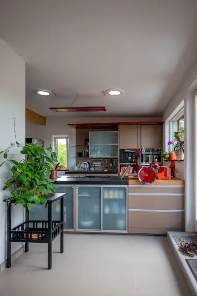 Dachgeschosswohnung in Ruhelage mit traumhaftem Grünblick, eigenem Garten und Garage