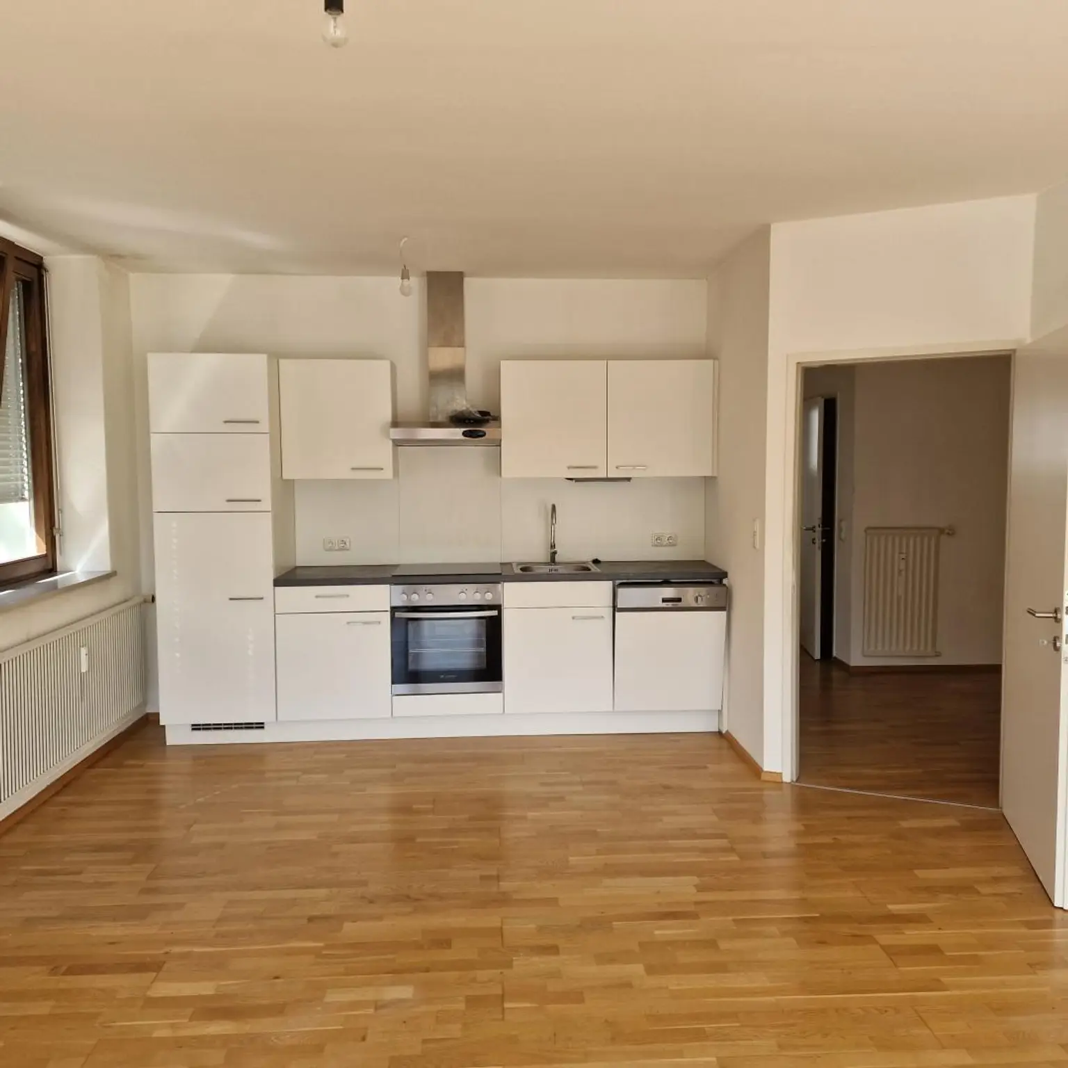 Sonnige, zentrale 2-Zimmer-Wohnung mit Loggia!