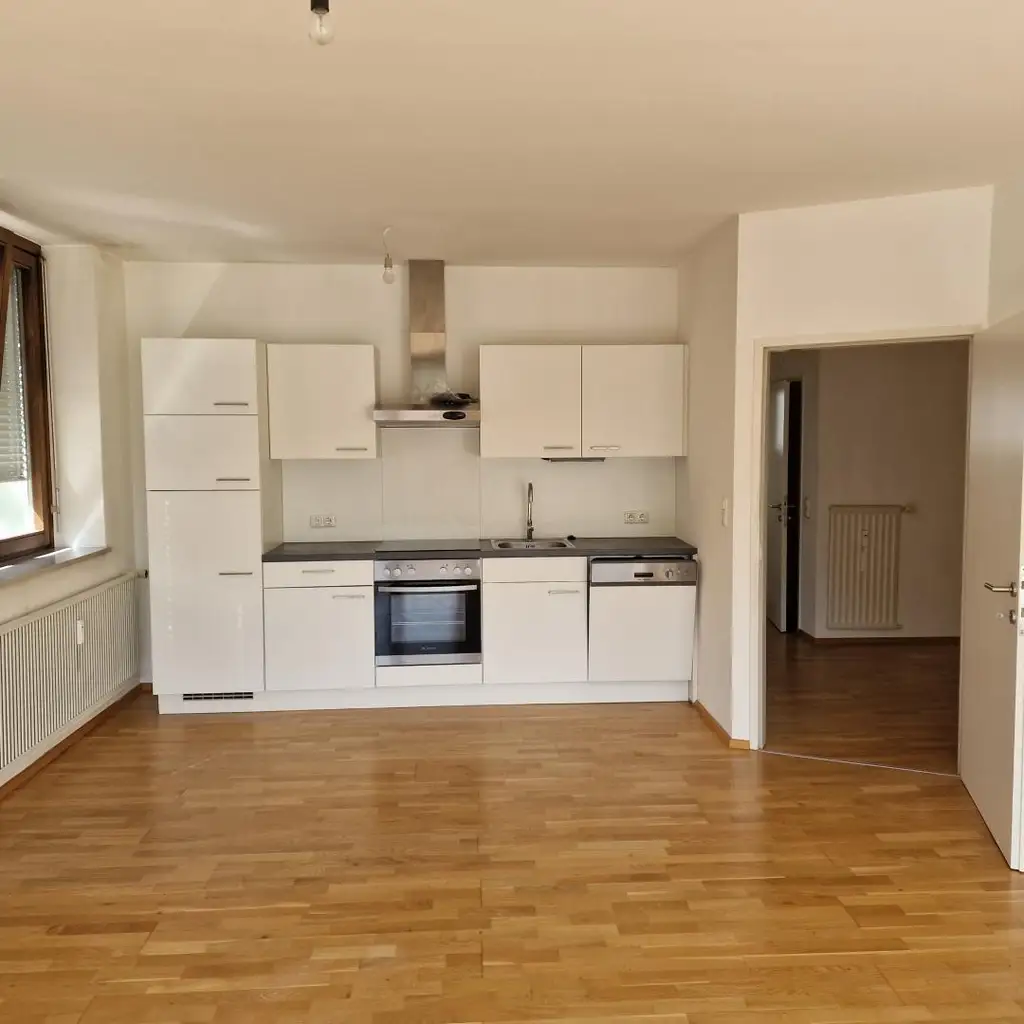 Sonnige, zentrale 2-Zimmer-Wohnung mit Loggia!