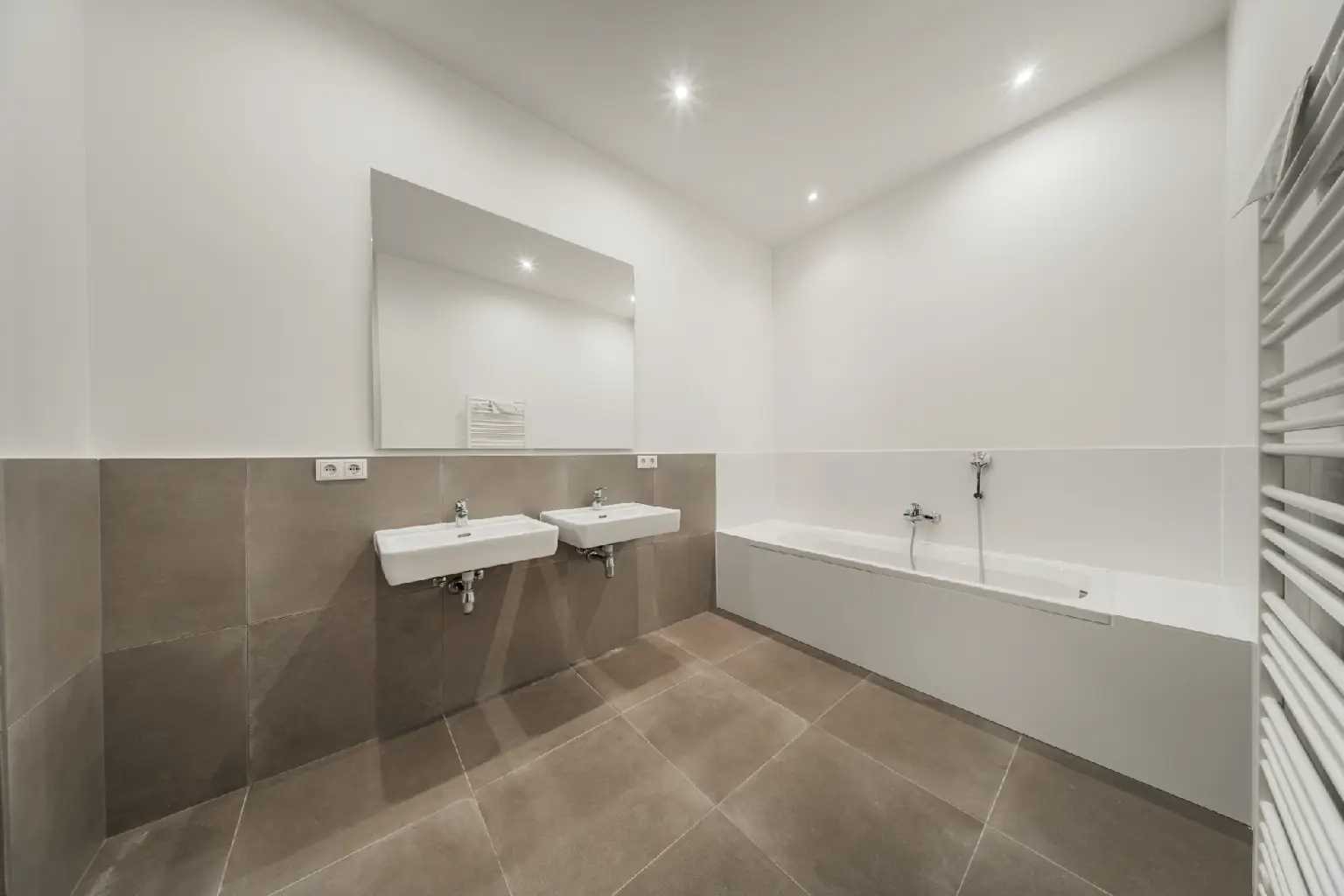 Helle, bezugsfertige 2-Zimmer-Wohnung mit moderner Küche und großem Bad!