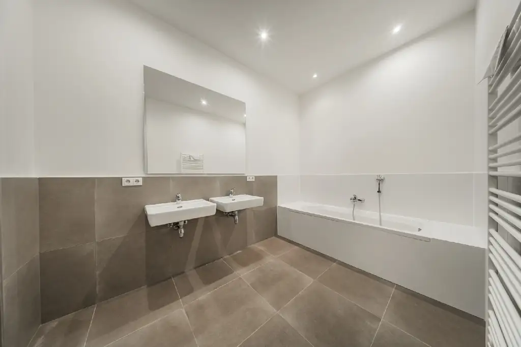 Helle, bezugsfertige 2-Zimmer-Wohnung mit moderner Küche und großem Bad!