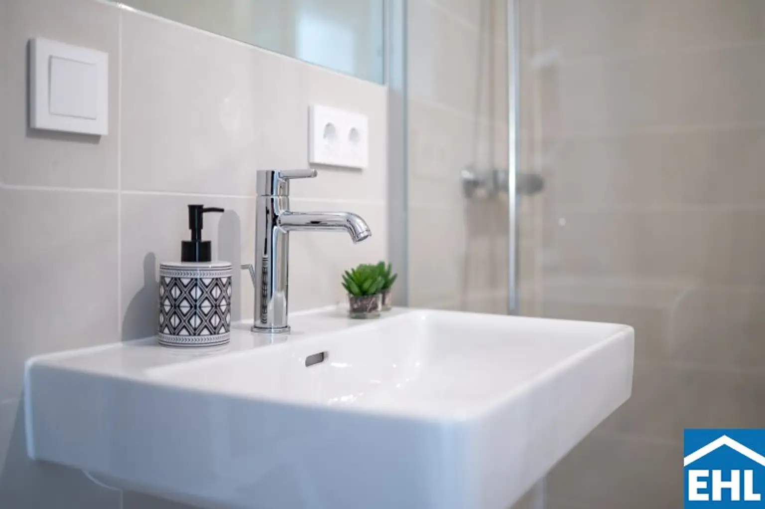 Erstbezug I TOWER HOMES bei der U1 *Rooftop-Pool inklusive*