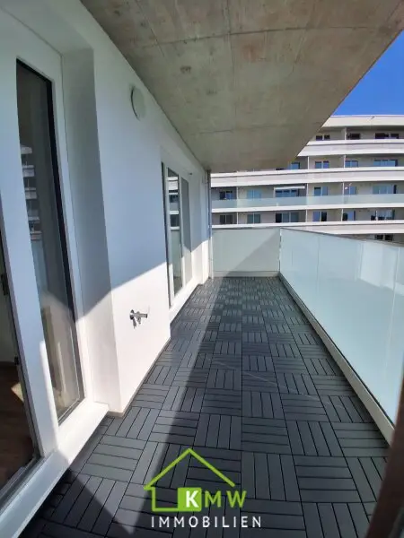 Erstbezug - Lichtdurchflutete 2 Zimmer Neubauwohnung mit Fernblick, Balkon & Tiefgaragenplatz