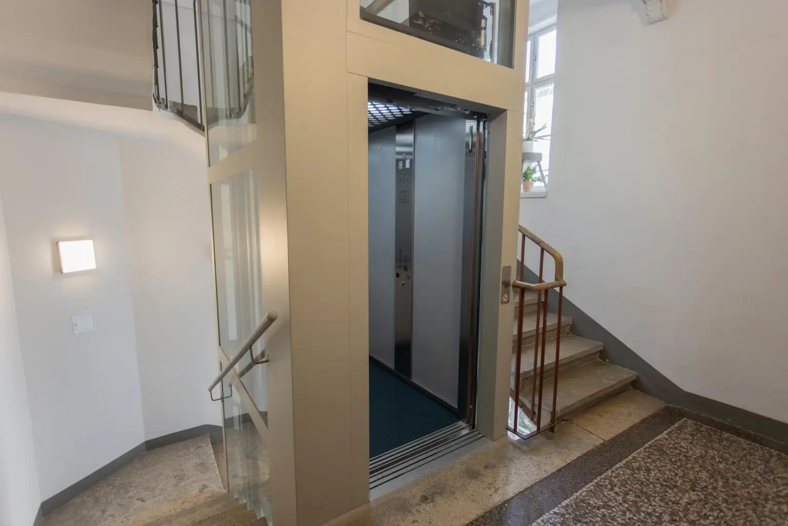 Stiegenhaus mit Lift