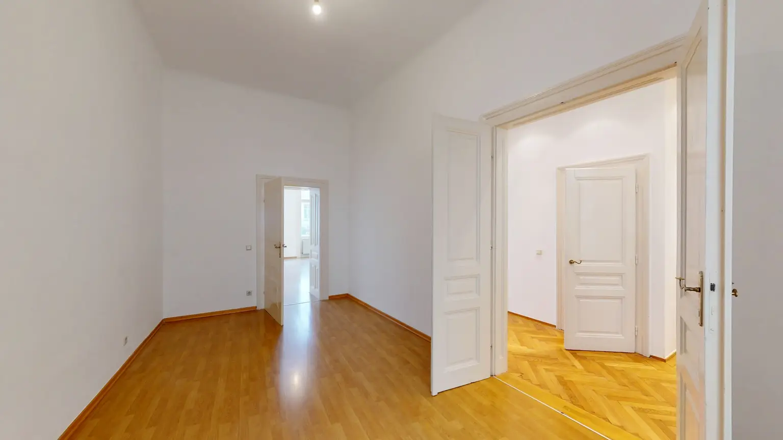 Renovierte 2-Zimmer-Wohnung – zentral begehbar & unbefristete Miete