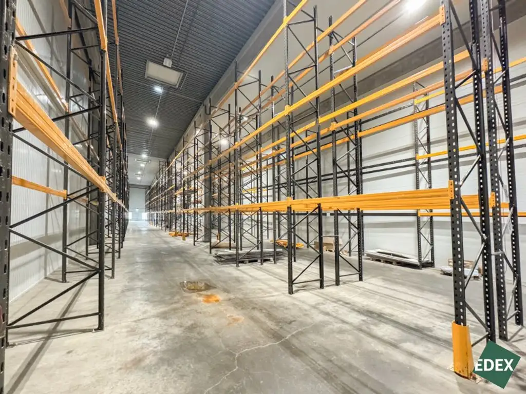 Modernes Regallager (9,5m RH) an der S33