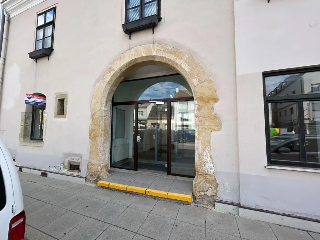 Repräsentatives Geschäftslokal am Hauptplatz von Laa an der Thaya – hell, großzügig & vielseitig nutzbar