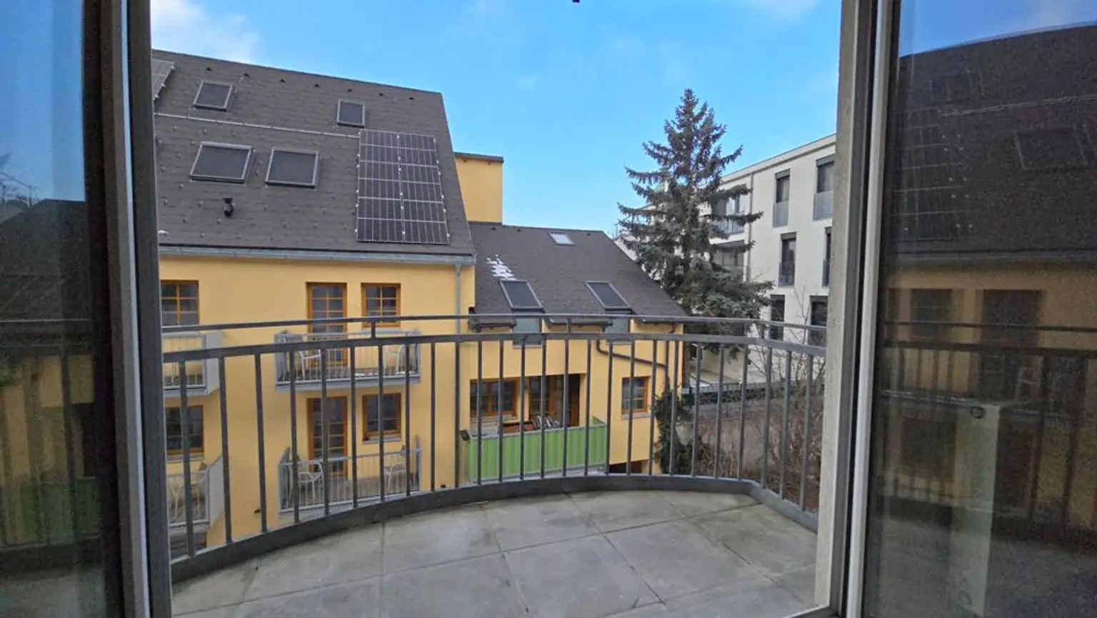 Wohnzimmer mit kleinem Balkon