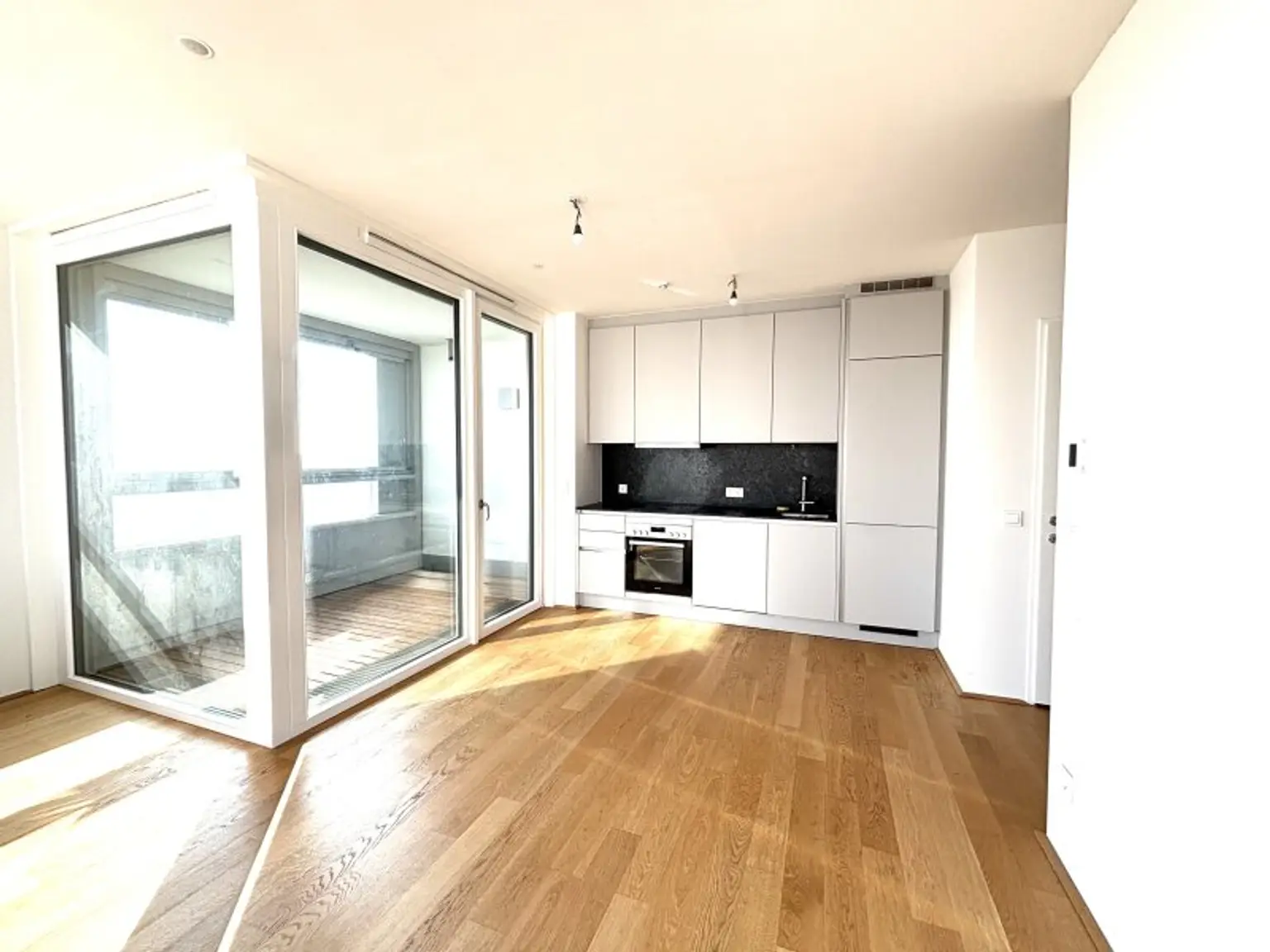 U-Bahn-Station KAGRAN U1 I Stilvolle Wohnung mit Loggia I Rooftop POOL & SAUNA I Fitnessraum