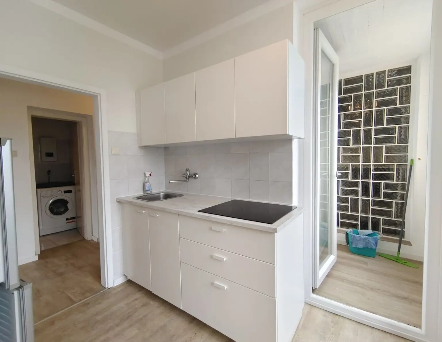 Helle, vermietete Wohnung mit Balkon in sehr guter Lage zu Verkaufen