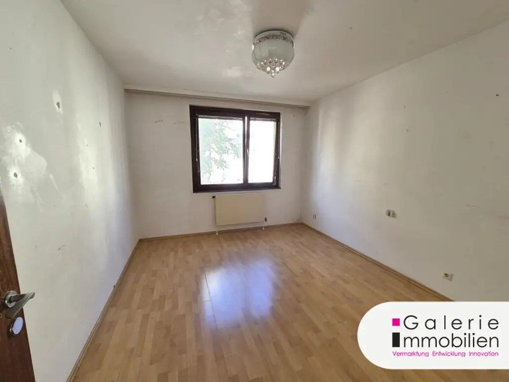 Sonnige und helle 3-Zimmer-Neubauwohnung mit Loggia inkl. Stellplatz - Sanierungsbedarf