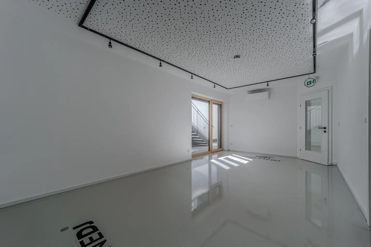 Exklusives Doppelhaus mit Gewerbefläche und Outdoor-Pool in sehr ruhiger Lage