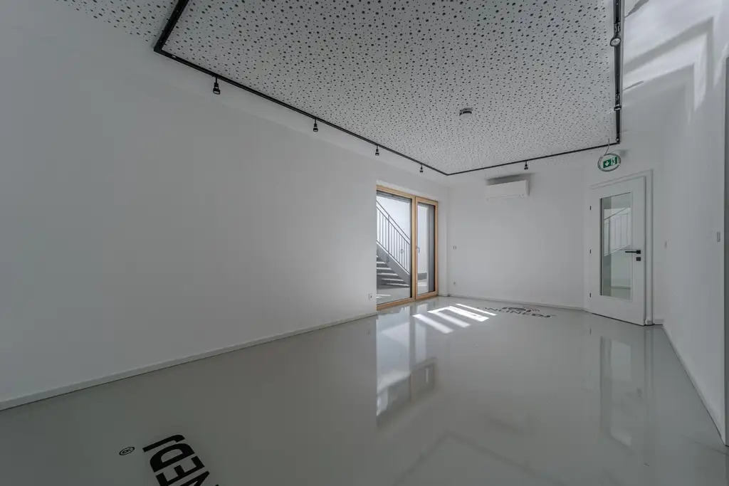 Exklusives Doppelhaus mit Gewerbefläche und Outdoor-Pool in sehr ruhiger Lage
