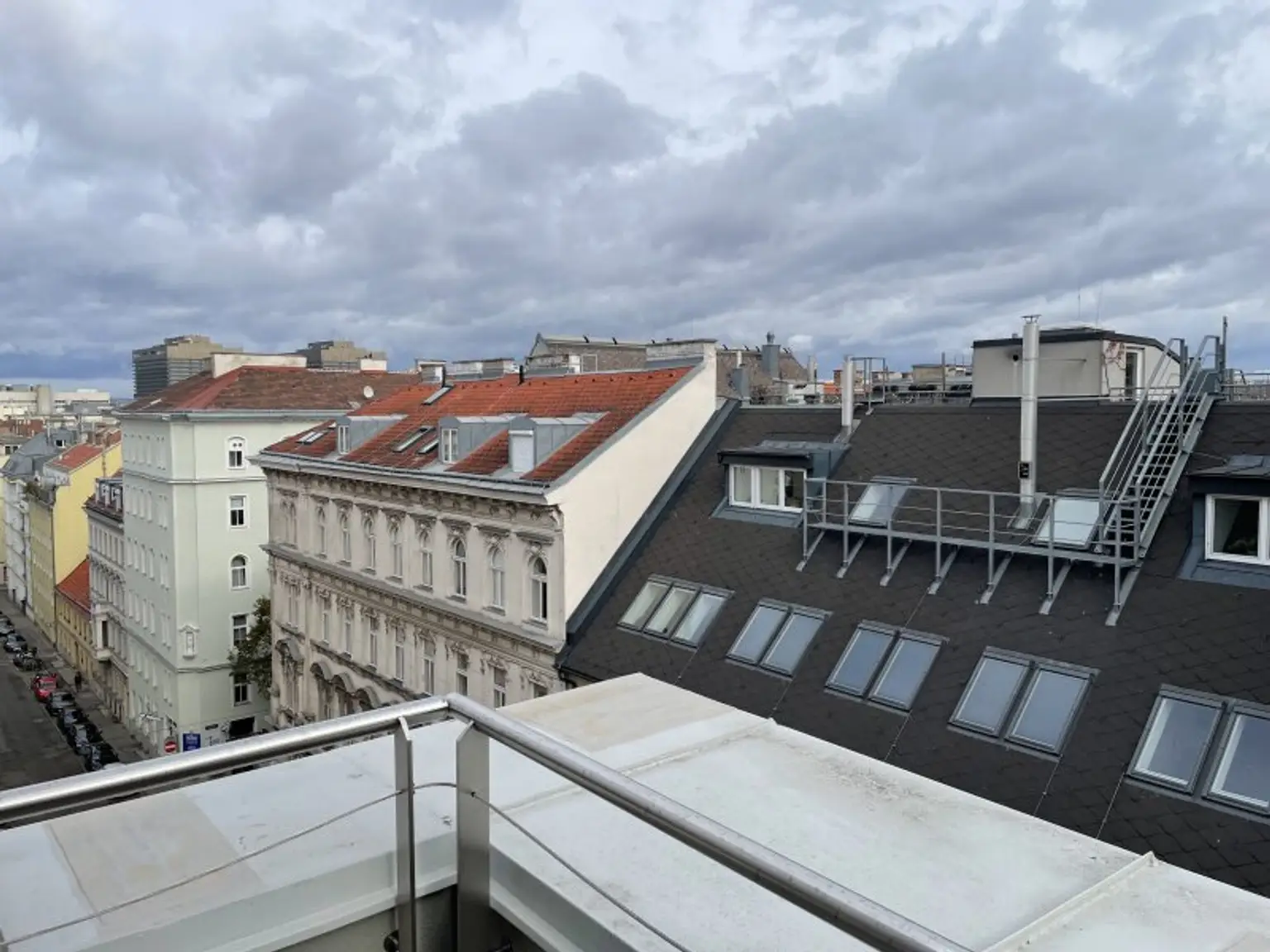 LOFTARTIGE DACHGESCHOSS-WOHNUNG -- 5 ZIMMER -- BALKON/RUHELAGE/KLIMA/U-BAHN -- UNBEFRISTET!