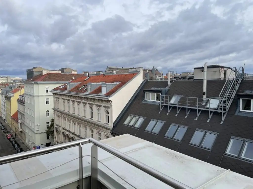 LOFTARTIGE DACHGESCHOSS-WOHNUNG -- 5 ZIMMER -- BALKON/RUHELAGE/KLIMA/U-BAHN -- UNBEFRISTET!