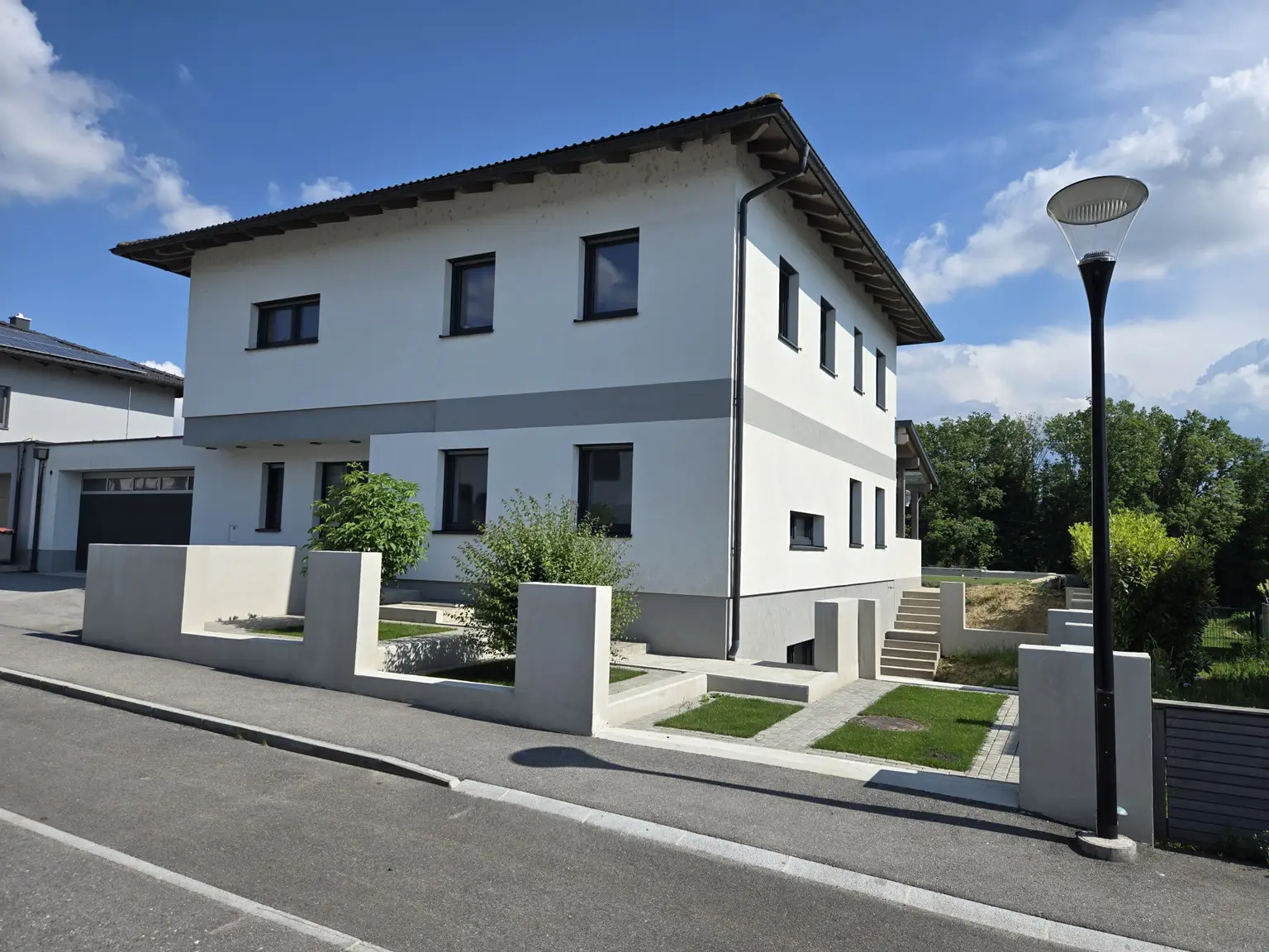 Einfamilienhaus - Zufahrtstraße - Nord-Osten