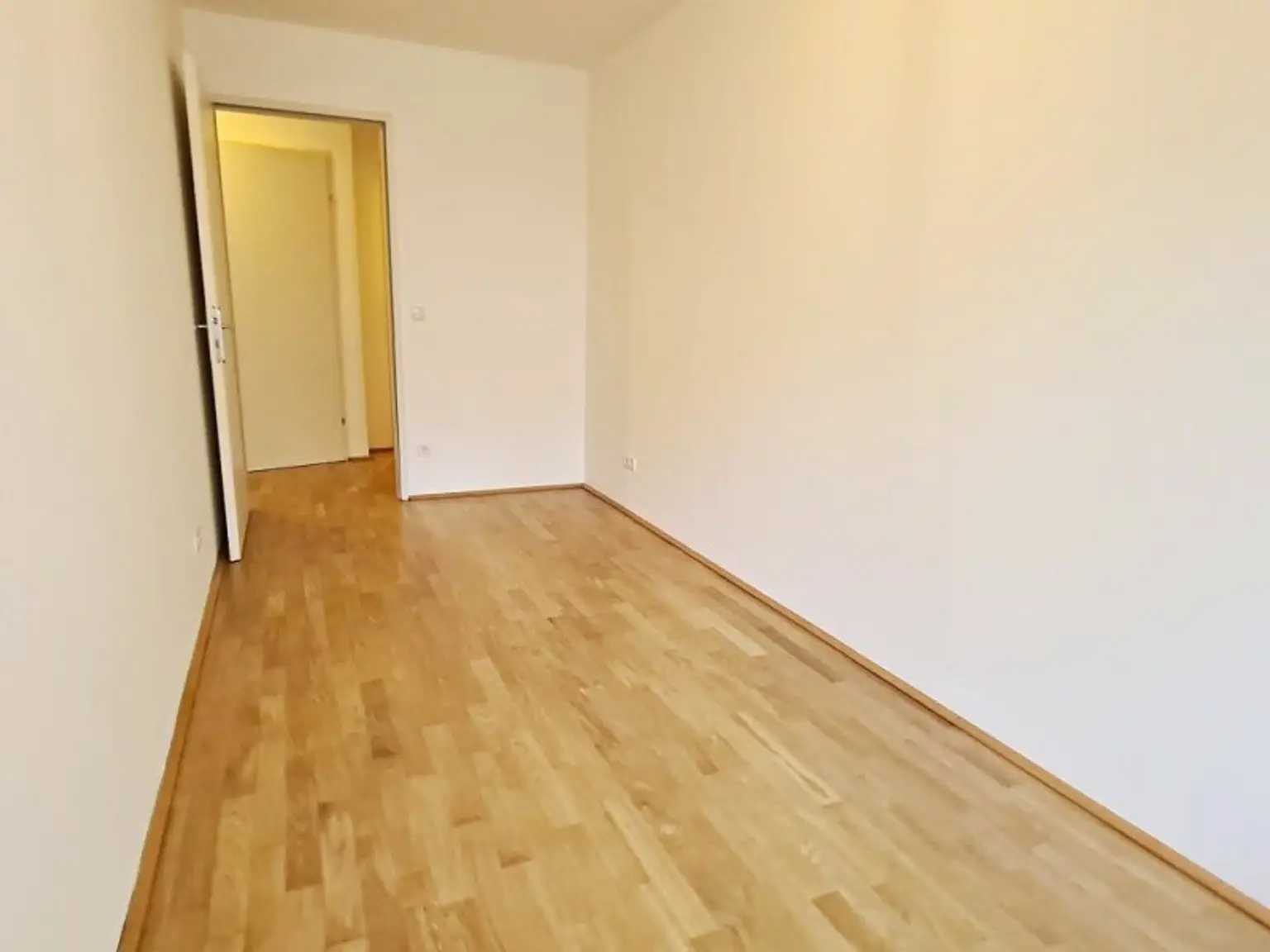 EIGENGARTEN, LORYSTRASSE, 75 m2 Neubau mit 23 m2 Garten, 2 Zimmer, Wohnküche, Wannenbad, Parketten, 1. Liftstock