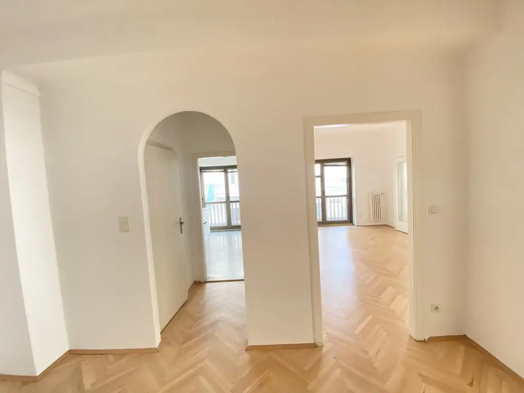 OPERNRINGHOF 3 Zimmer Wohnung /Büro  I 2 Bedroom Apartment opposite Opera