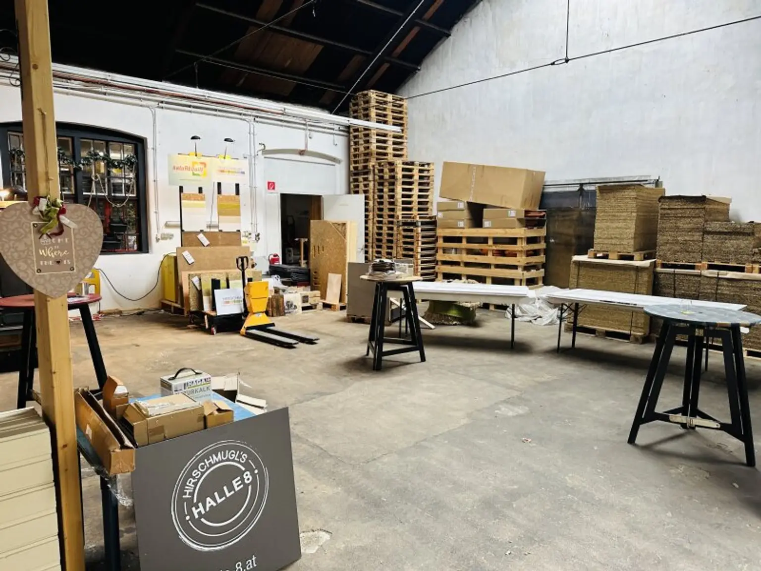 Wunderschöne Lagerhallen mit Büro, Parkplätzen, gute Erreichbarkeit, gute Zufahrt