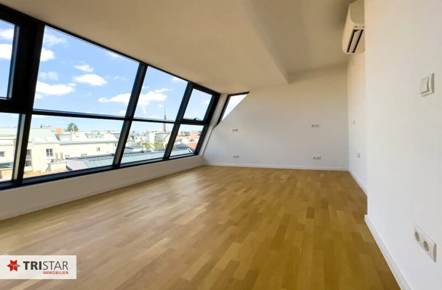 Nähe AKH · Dachgeschosswohnung · zwei Etagen · drei Außenflächen · Küchenanschlüsse auf beiden Ebenen · verführerischer Preis!!