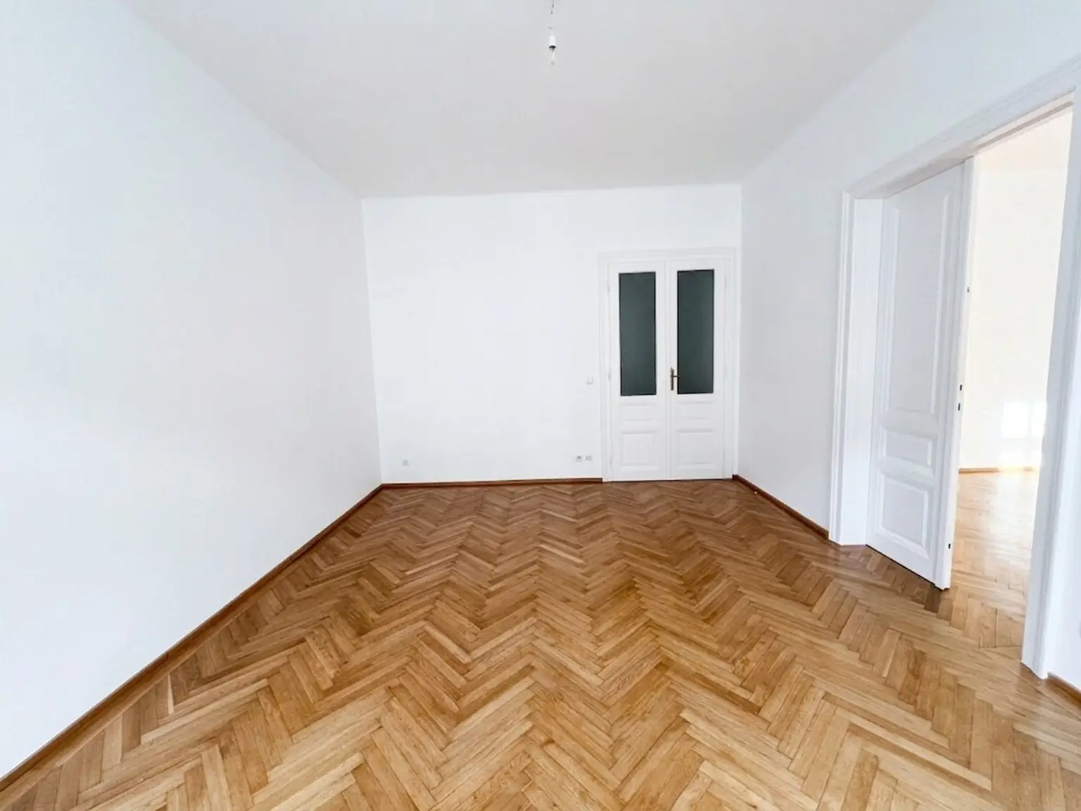 UNBEFRISTET: Wohnen in Bestlage in einer ruhigen Altbauwohnung im repräsentativen Haus
