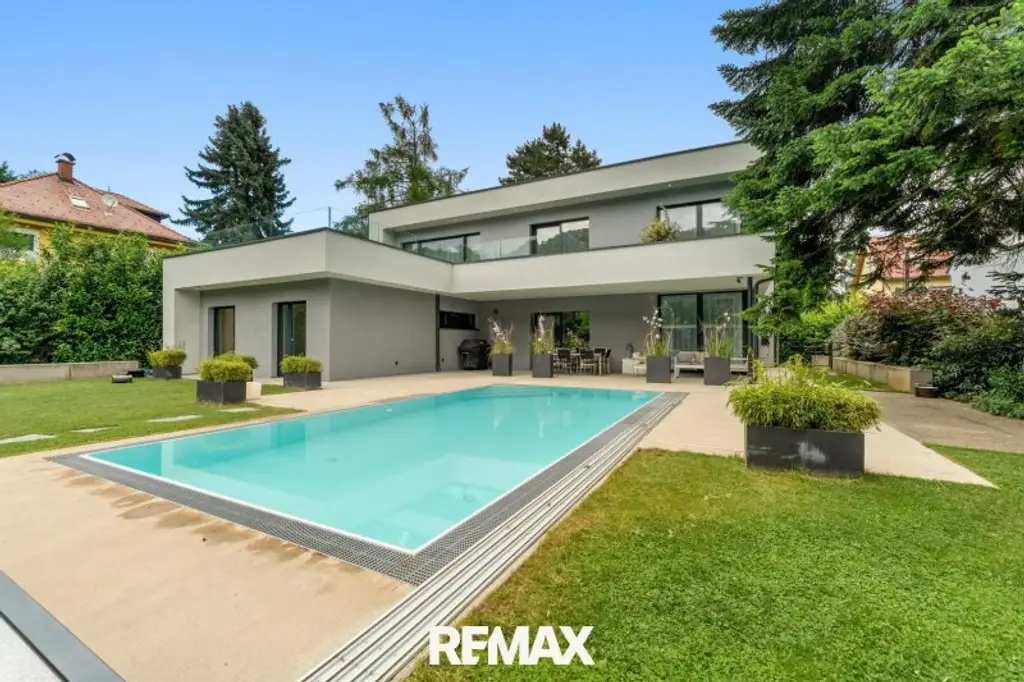 Beeindruckende Designer-Villa mit Pool und Poolhaus zum Soforteinzug!