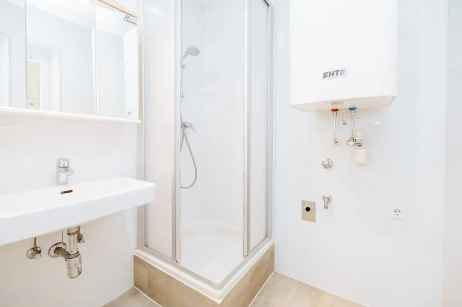 HIGHLIGHT I 4. STOCK MIT LIFT I RENOVIERT I MODERNE DUSCHE I TOP-AUSGESTATTETE KÜCHE I ZENTRAL & NÄHE BAHNHOF I HAUSTIERE WILLKOMMEN I STILVOLLES WOHNEN I DURCHDACHTER GRUNDRISS I PROJEKT WOHNEN