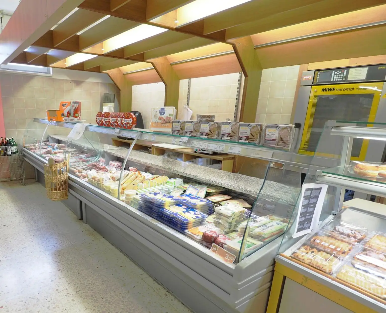 GESCHÄFTSLOKAL MIT VIELEN NUTZUNGSMÖGLICHKEITEN IN ZENTRALER LAGE