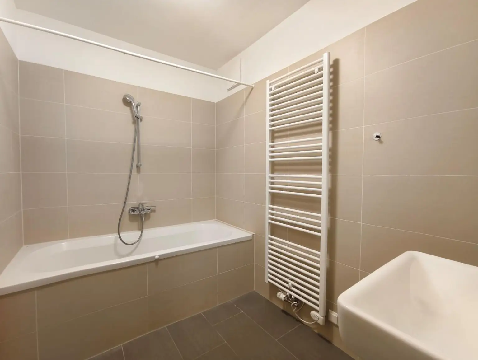 Süsse 2-Zimmer-Wohnung mit Terrasse bei Sommerbad Schwechat