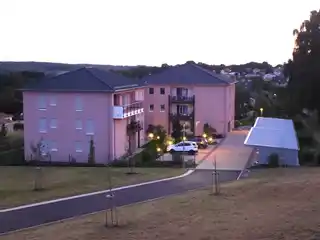 Außenansicht in der Dämmerung