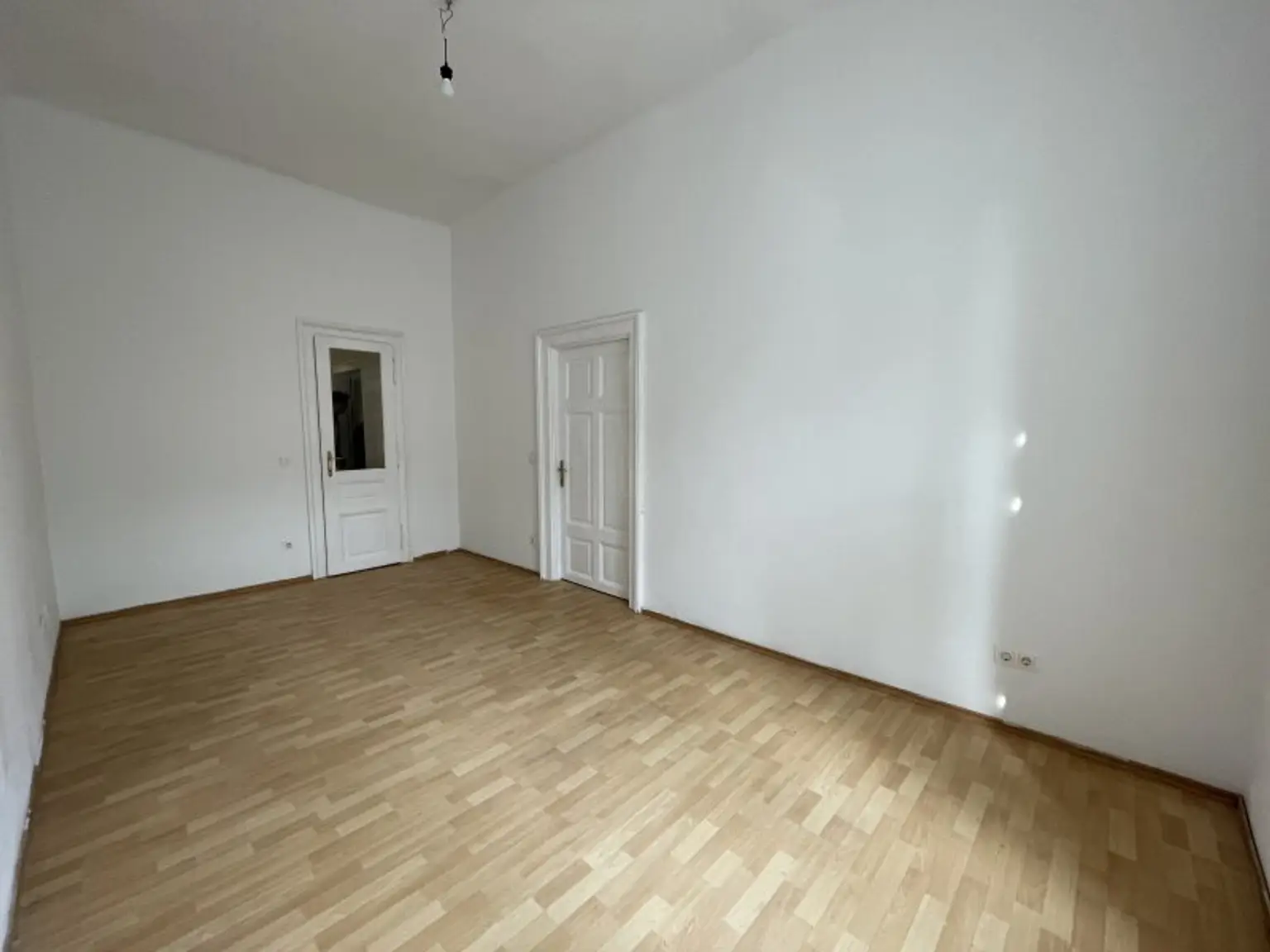 2,5-Zimmer-Hochparterre-Wohnung im gepflegten Altbau