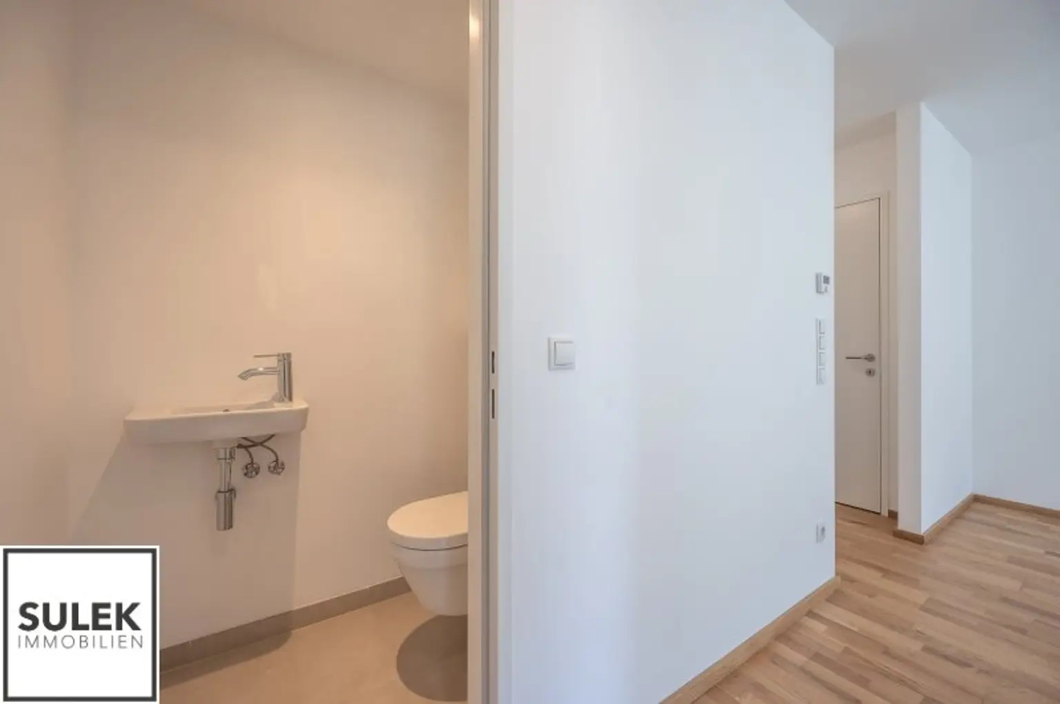 Erstbezug! Perfekt geschnittene 2 Zimmer Wohnung mit Balkon & top Anbindung (U4, U6, uvm.)