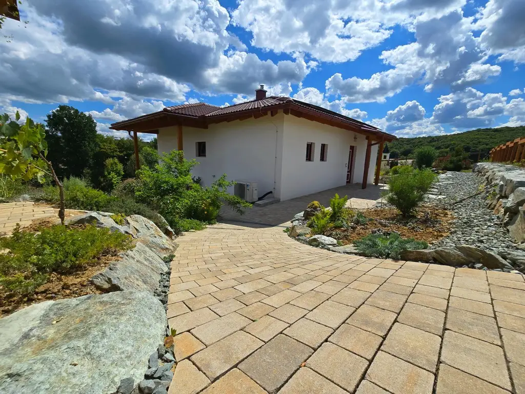 Neuwertiger Bungalow mit einzigartiger Steingartengestaltung und Naturteich