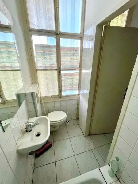 INNENSTÄDTISCHE - 3-Zimmer WOHNUNG -RENOVIERUNGSBEDÜRFTIG- mit sehr viel Potenzial - in Top Lage Wiens beim NASCHMARKT - Nähe KARLSPLATZ!