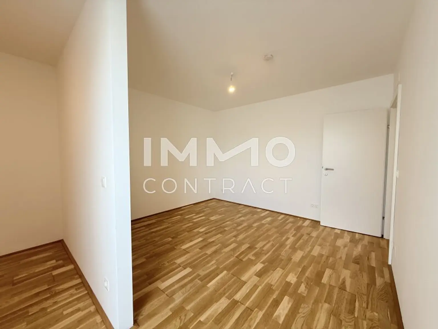 Schlafzimmer mit abgetrennter Garderobe