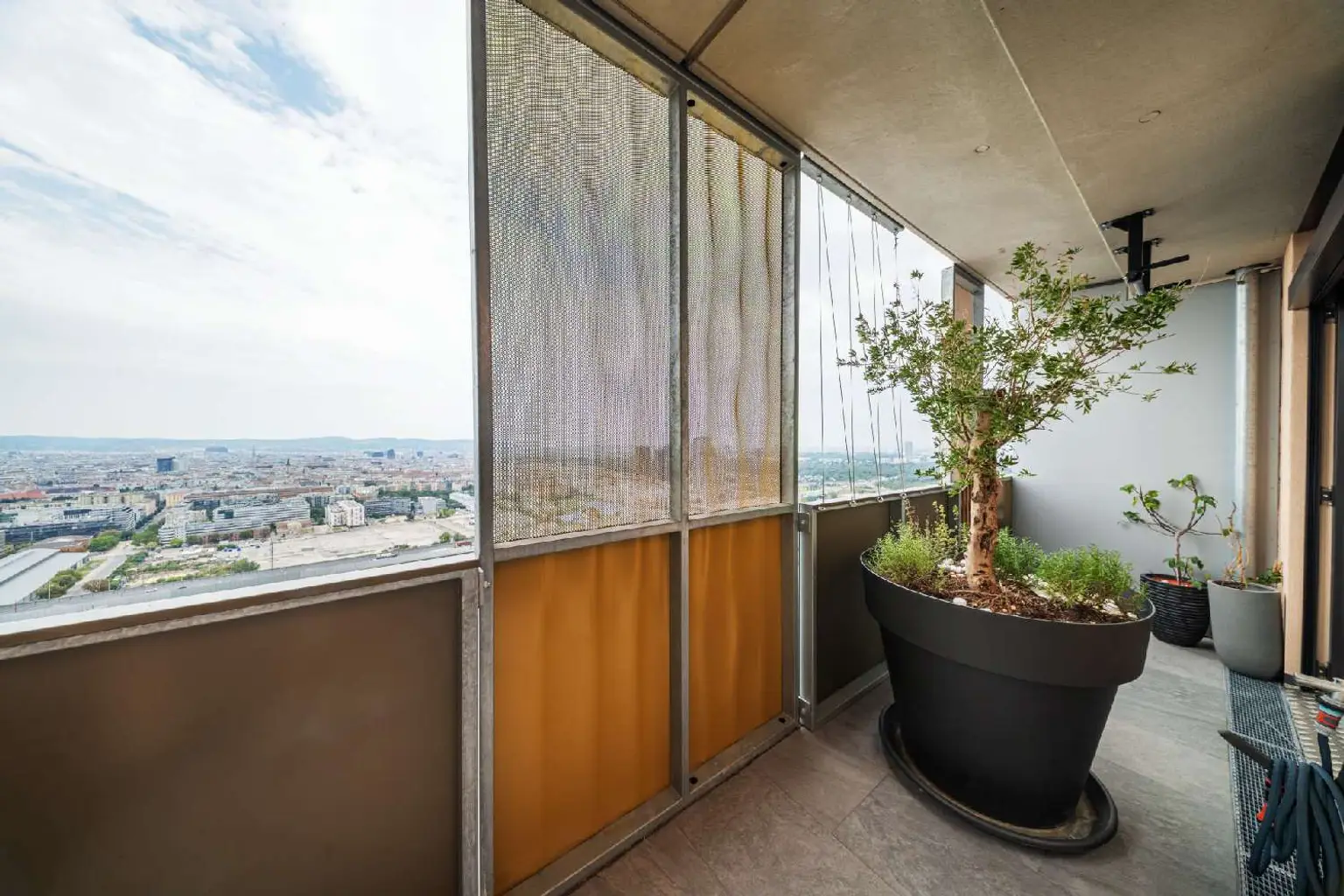 Penthouse im 34. OG mit Terrasse I 360° Wienblick I Designküche I TG Platz mit E-Ladestation