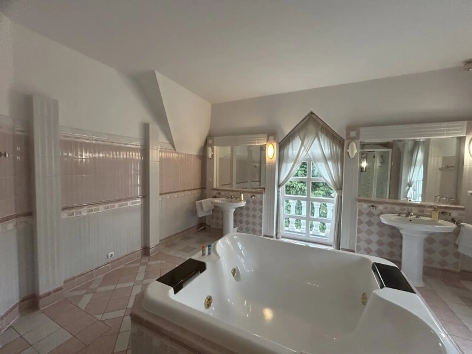 +++ Exklusive Villa im Herzen von Szombathely – Ruheoase auf rund 5300 m² +++