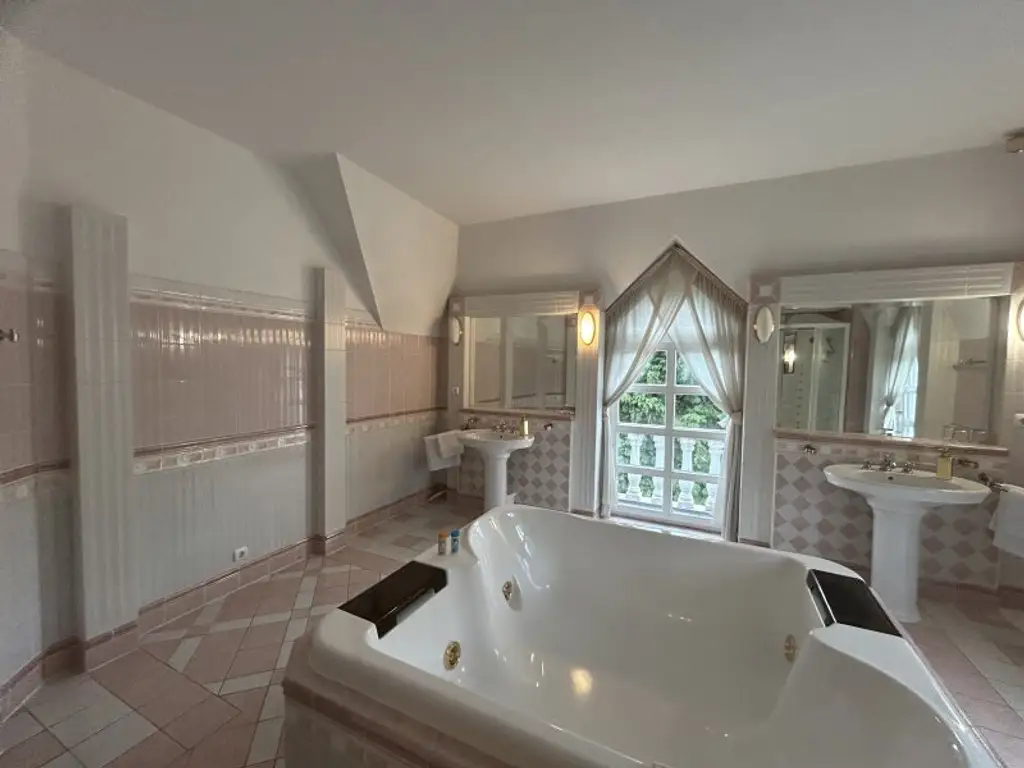 +++ Exklusive Villa im Herzen von Szombathely – Ruheoase auf rund 5300 m² +++