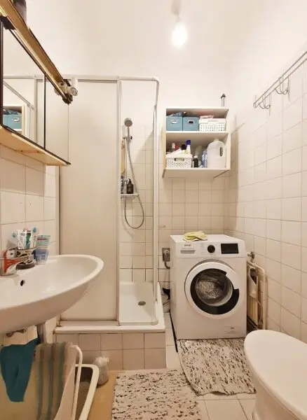 Badezimmer mit Dusche und WC