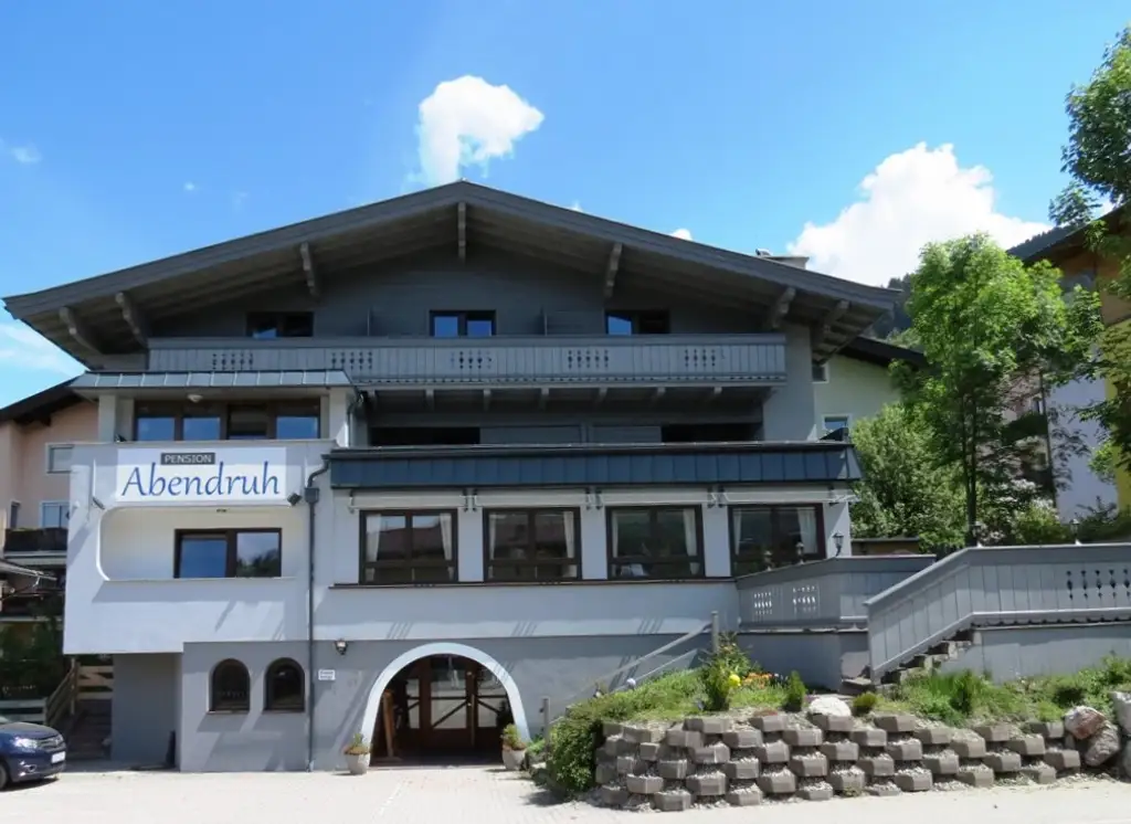 Ferienpension mit 51 Betten und zugehöriger Pizzaria in Kaprun